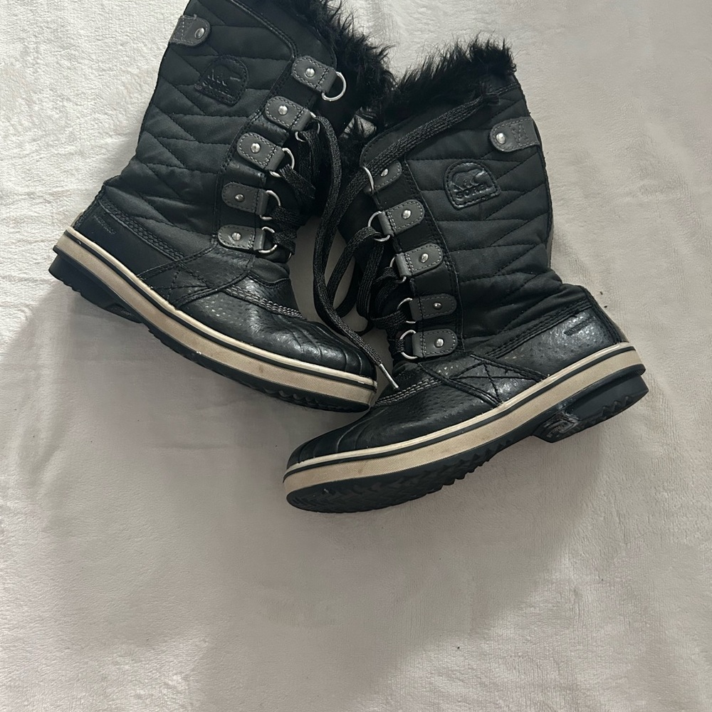 Women's Black Quilted Winter Boots